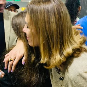 Deputada Rosana Valle abraçando uma mulher