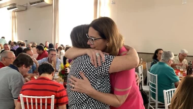 Deputada Rosana Valle abraça uma senhora