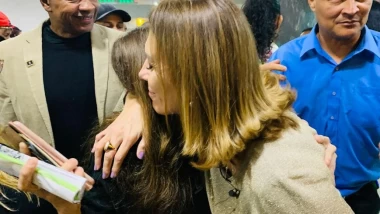 Deputada Rosana Valle abraçando uma mulher